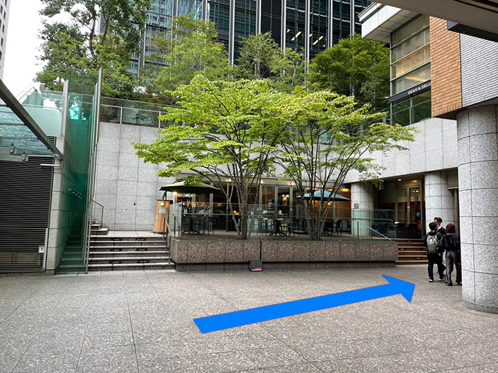 12.左折し、三菱UFJ信託銀行本店ビル内に入り直進します。