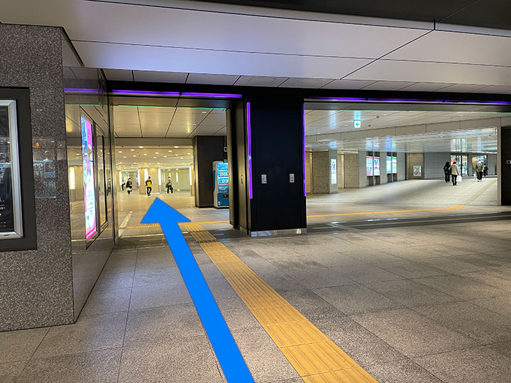 4.左側の通路を直進します。